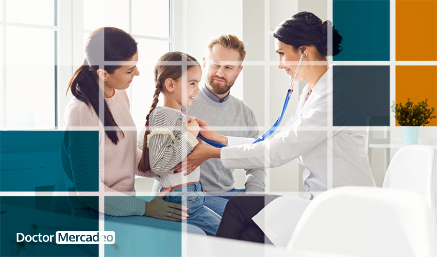 Recepción de un consultorio médico con el personal atendiendo a los pacientes