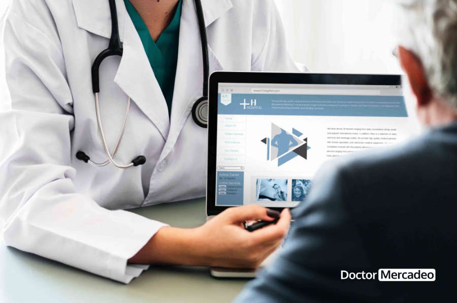 Una médica muestra a un paciente el sitio web de su hospital en una tableta