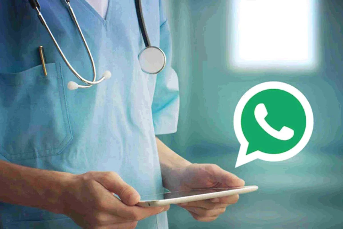 Personal de una clínica revisando mensajes de pacientes en una tableta