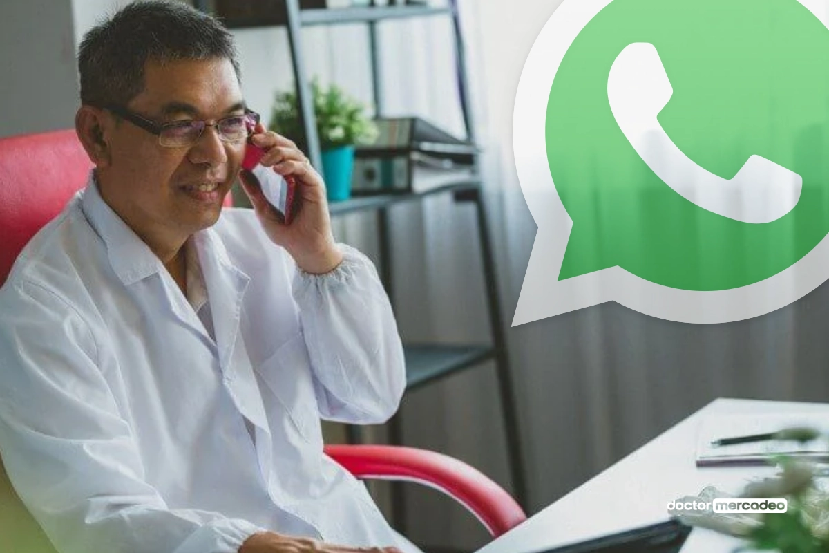 Médico atendiendo a un paciente desde su consultorio, con el ícono de WhatsApp